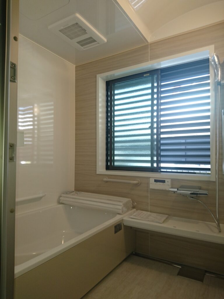 寒い浴室・・・築30年その当時の先端を行く浴室です。