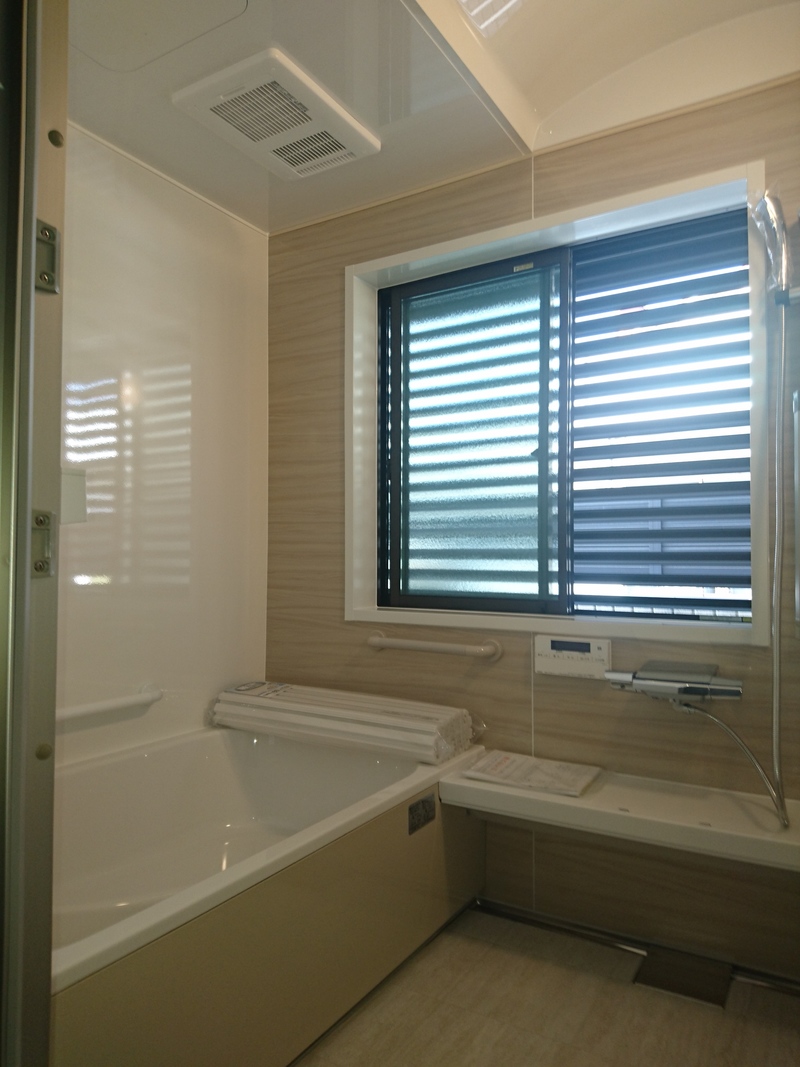 寒い浴室・・・築30年その当時の先端を行く浴室です。