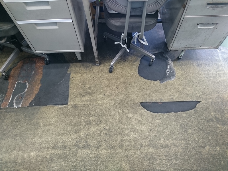 金属加工会社事務所のリフォーム・・・三重四重のクッションフロア貼りを先ずは全剥がし＜足利市＞