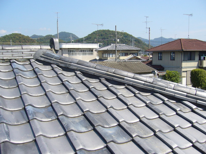 震災のダメージか？屋根瓦の棟積み直し：栃木県足利市