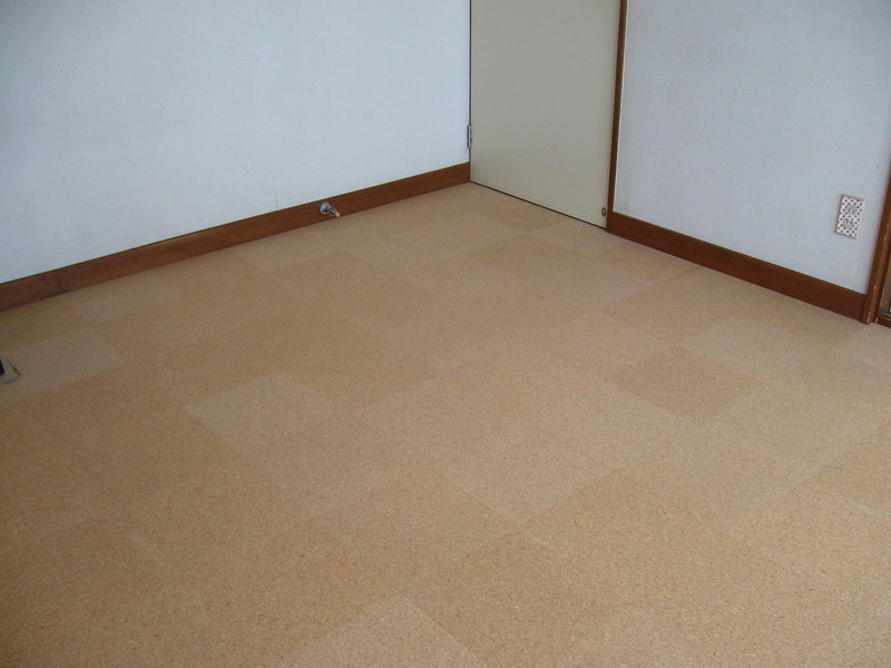 床に明るいカラーのコルクタイルで気分も新たに！＜足利市堀込町＞