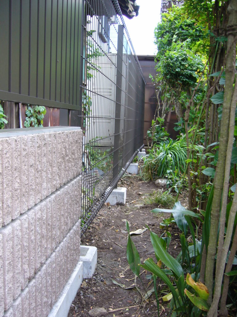 境界線に念願のフェンスが完成！