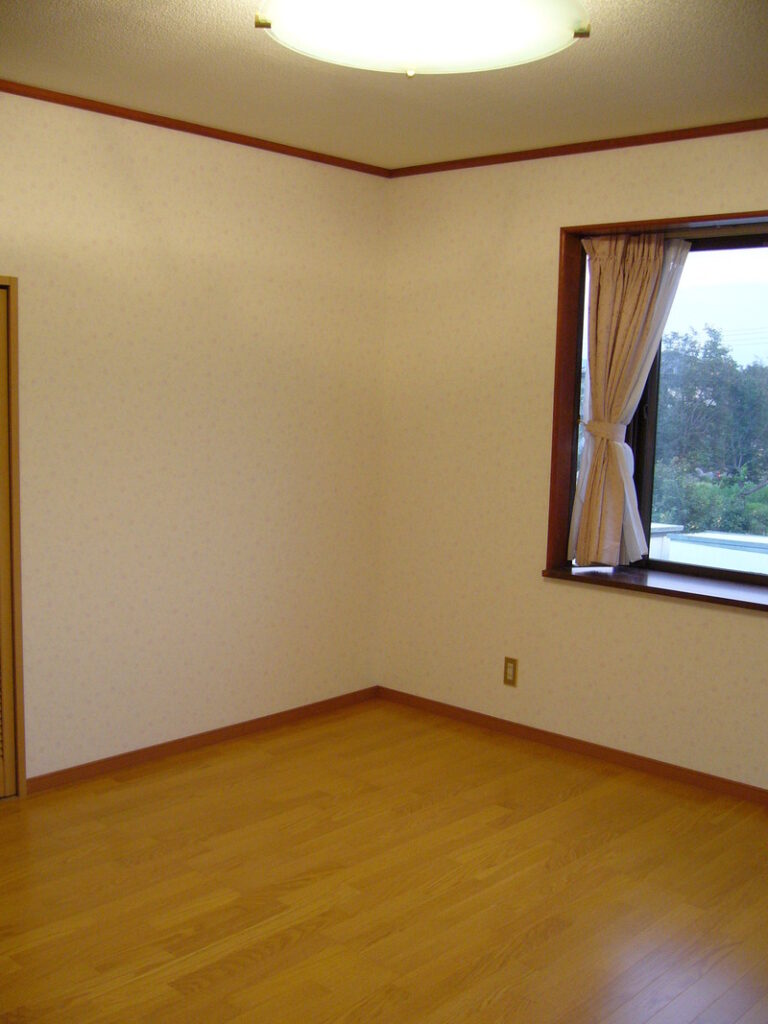 家族間での部屋替え・・・床・壁・天井内装工事