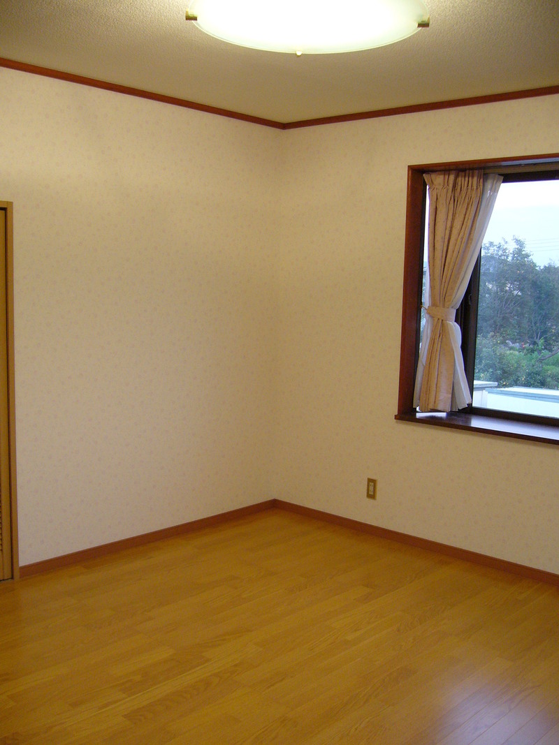 家族間での部屋替え・・・床・壁・天井内装工事