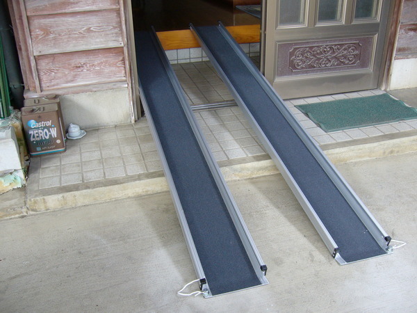 車椅子用　軽量アルミスロープ「設置もラクラク」